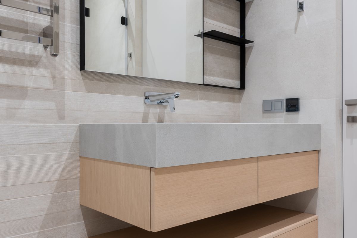 Bathroom basin and vanity below a mirror